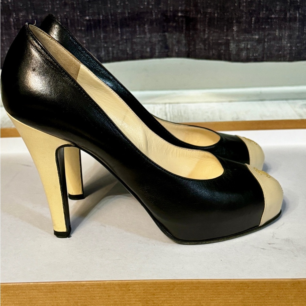Vintage Chanel Black and White Pumps (8.5)